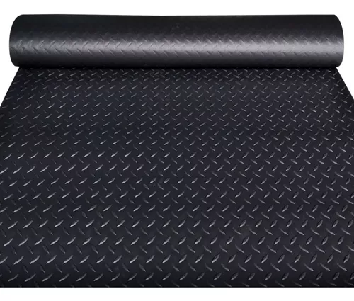 piso borracha modelo diamante preto sendo desenrolado