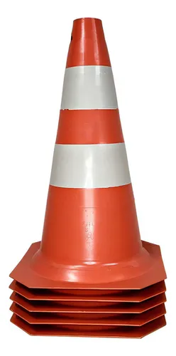 Um conjunto de cones de trânsito, feitos de plástico, empilhados um sobre o outro. Os cones têm faixas horizontais na cor laranja e branca e são utilizados para sinalização e isolamento de áreas na via pública.

